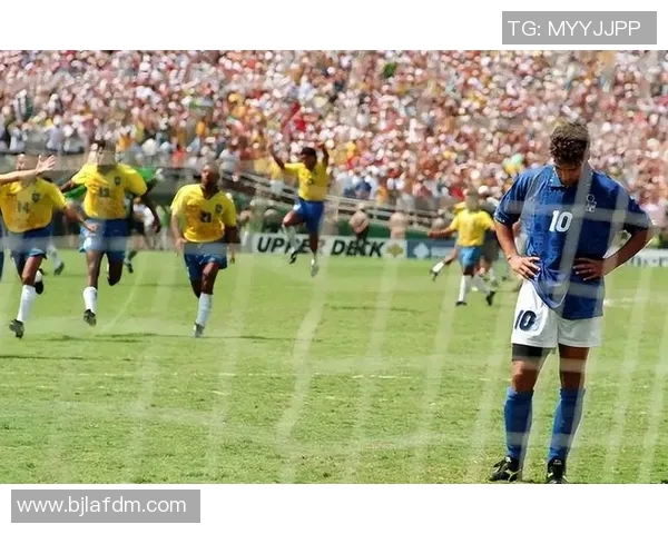 以足球巨星支撑脚为轴观察场上力量与平衡之艺术